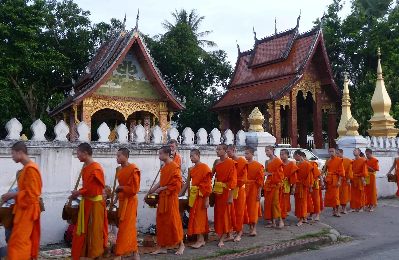 Monk khat thuc Luang Prabang