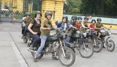Descubrimiento de la cultura, la comida y los lugares de interés de Hanoi en moto (tour en grupo)