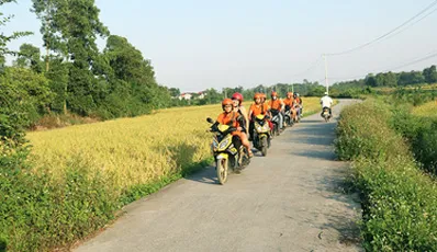 Motorrad Abenteuer in der Landschaft von Hanoi mit einer Fahrerin