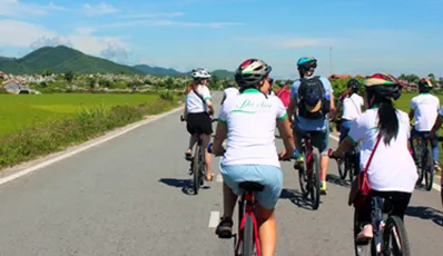 Fahren Sie mit dem Fahrrad durch das Dorf La Chu