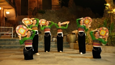 Meeting the Thai & Muong Ethnic Groups (FR)