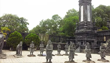Das Königsgrab von Minh Mang und das Dorf Thuy Bieu