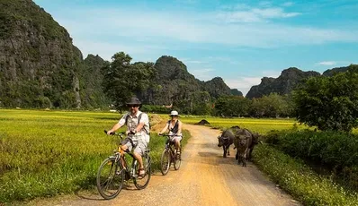 Aventure à Ninh Binh: Vélo à Tam Coc et ascension du pic de Hang Mua