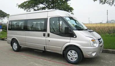Transfer mit dem Auto / privaten Kleinbus von Hanoi zum Flughafen Noi Bai