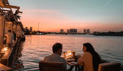 Romantischer Sonnenuntergangs-Cocktail am Fluss Saigon (Gruppenreise)