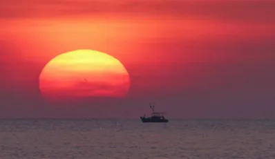 Sonnenuntergang und nächtlicher Tintenfischfang auf der Insel Phu Quoc