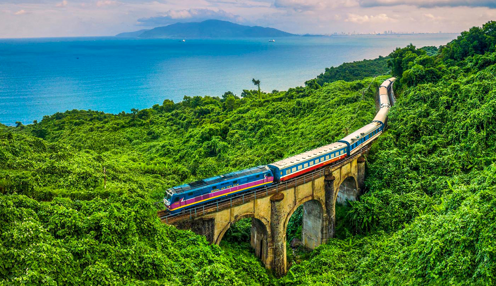 Vietnam Épique: Du Nord au Sud avec Expérience en Train