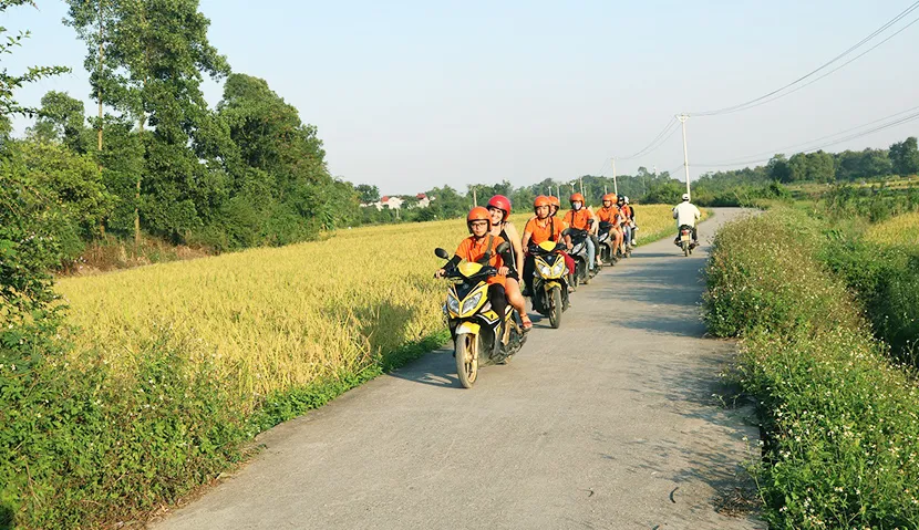 Motorrad Abenteuer in der Landschaft von Hanoi mit einer Fahrerin