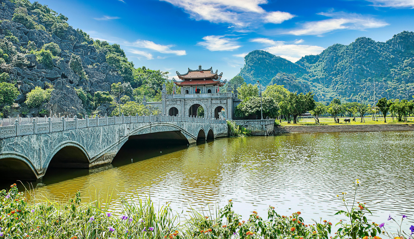 Northern Vietnam Highlights - Ninh Binh & Halong Bay Overnight Cruise