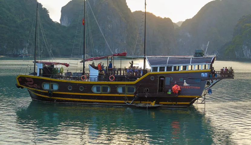 Jonque privée Sunlight Boutique | Croisière en baie de Lan Ha 2 jours 1 nuit