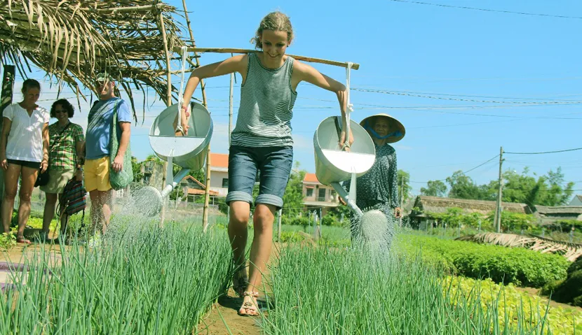 Ciclismo na aldeia de agricultura de Tra Que e na aldeia de pesca de Cam Thanh
